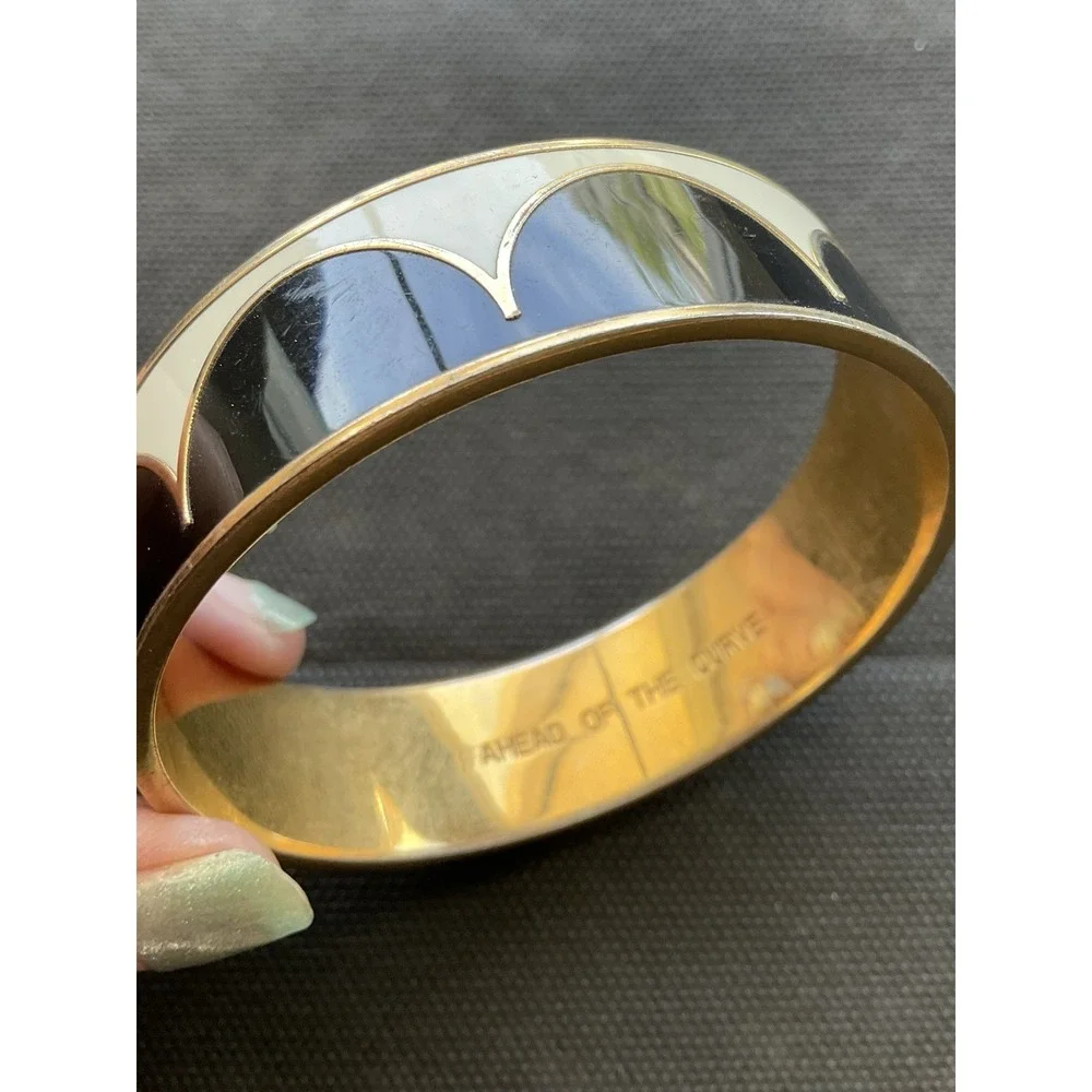 Kate Spade "Ahead of the Curve" hinged bangle bracelet Black & White - Picture 3 of 6